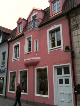 Strassenfassade nach der Sanierung