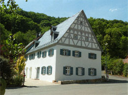 Giebelseite vor Sanierung + nach Sanierung