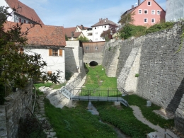 Stadtgraben mit neuer Brücke von Süden