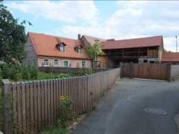 Das bäuerliche Anwesen von der Schulgasse aus

