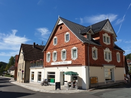 Backsteinfassade und Holzverzierungen der Fenster auf der  Eingangsseite und Nordseite 
