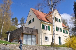 Übereck-Ansicht mit Anbau